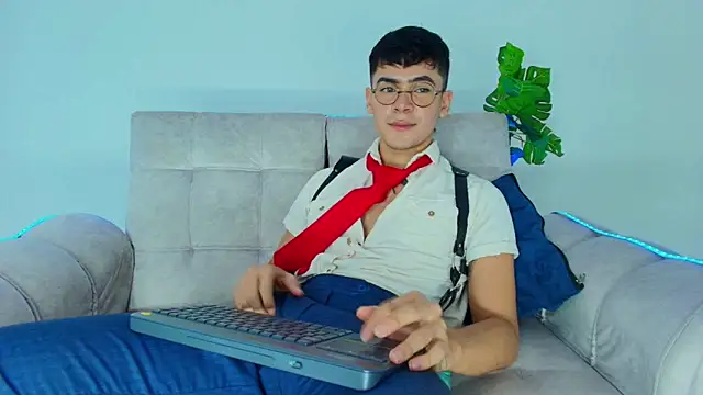 Snapshot of CamiiGuzmanX chatting on October 10, 8:24 pm CamiiGuzmanX online show from October 10, 8:24 pm