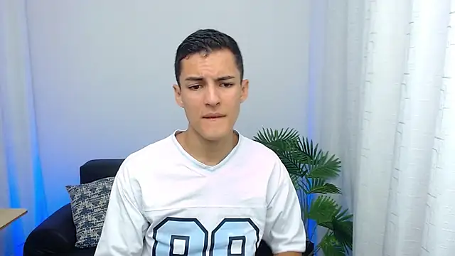 Snapshot of Matiius18 chatting on October 3, 2:44 pm Matiius18 online show from October 3, 2:44 pm