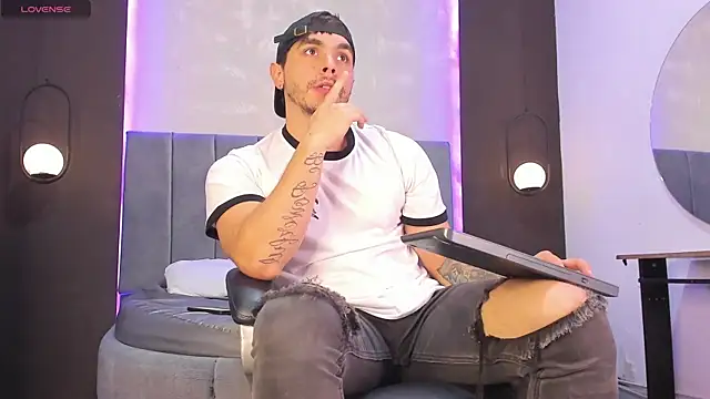 Liam walk  online show from November 10, 8:03 pm