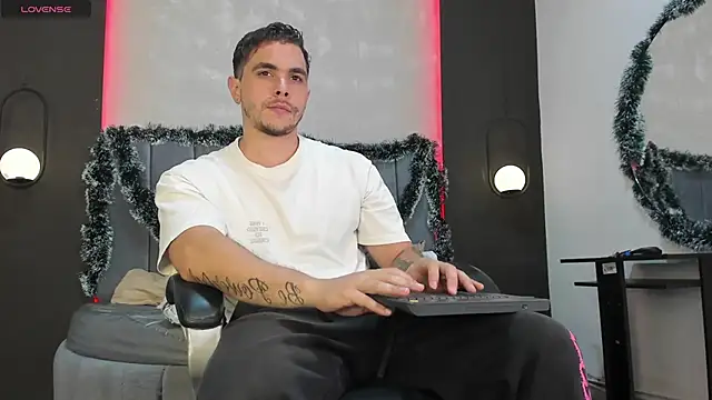 Liam walk  online show from December 3, 11:11 pm