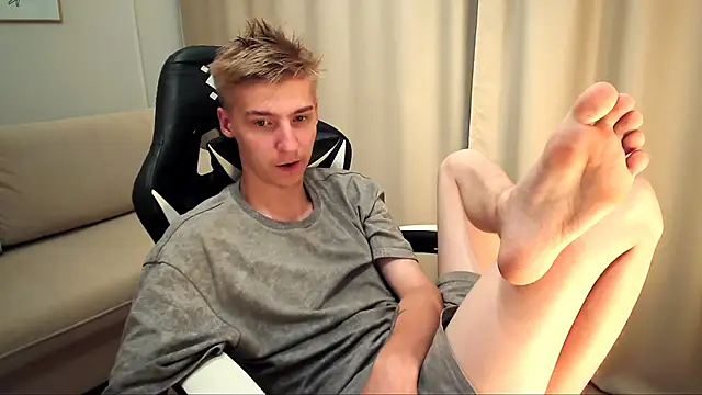 Snapshot of MrSexyCum4U chatting on September 23, 7:35 pm MrSexyCum4U online show from September 23, 7:35 pm