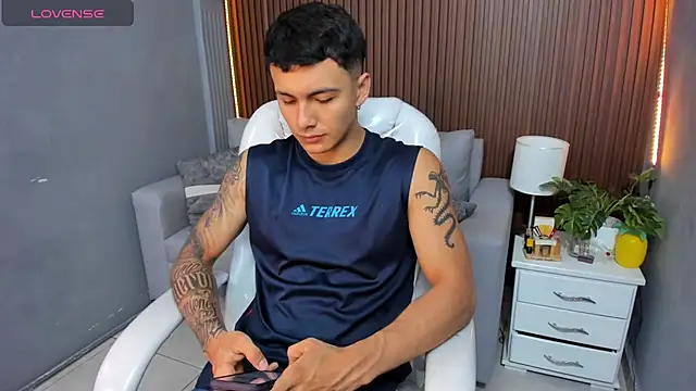 Leo santoro online show from November 22, 2:49 pm