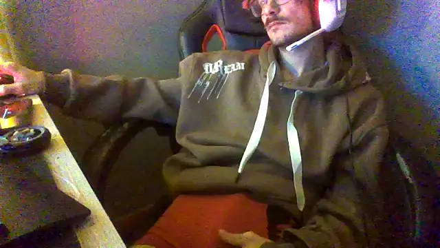 Snapshot of Dikklauss chatting on October 19, 10:35 pm Dikklauss online show from October 19, 10:35 pm