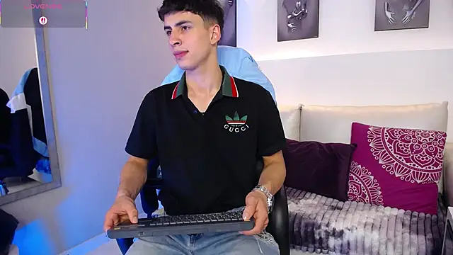 Snapshot of AdrianRinaldi chatting on September 27, 9:01 pm AdrianRinaldi online show from September 27, 9:01 pm