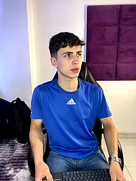 Snapshot of AdrianRinaldi chatting on October 18, 8:25 pm AdrianRinaldi online show from October 18, 8:25 pm