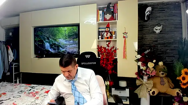 SpartacusDaddy48 online show from April 10, 6:31 am