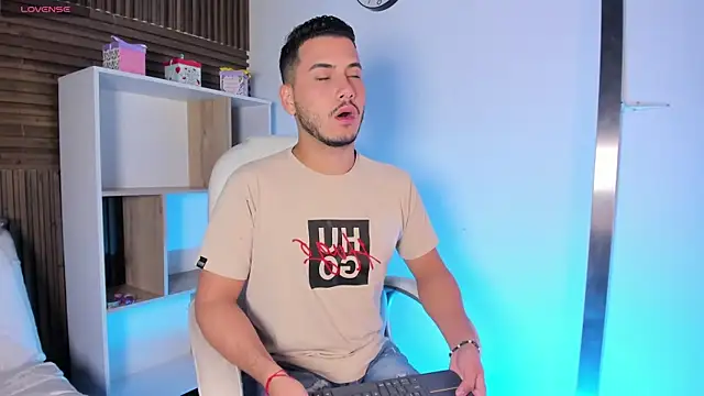 Snapshot of Axel_grey_ chatting on September 27, 1:42 pm Axel grey online show from September 27, 1:42 pm