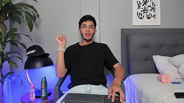 Tylerffoxx online show from June 18, 9:42 pm