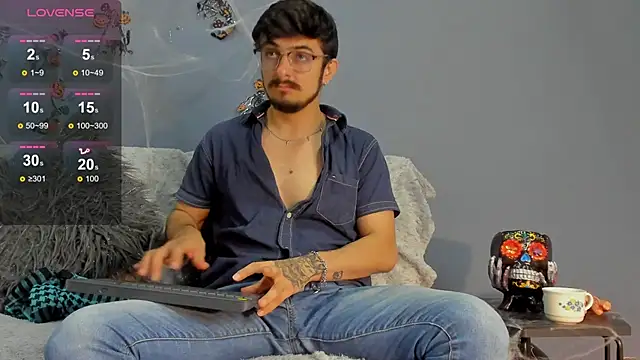 Snapshot of AaronFuentes7 chatting on October 14, 6:59 pm AaronFuentes7 online show from October 14, 6:59 pm