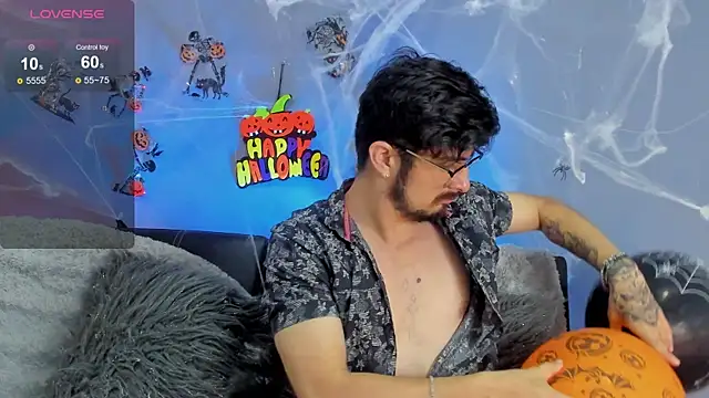 Snapshot of AaronFuentes7 chatting on October 15, 6:59 pm AaronFuentes7 online show from October 15, 6:59 pm