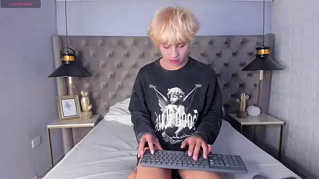 Snapshot of OliIverr22 chatting on October 1, 1:04 pm OliIverr22 online show from October 1, 1:04 pm