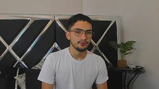 Snapshot of AlekRuizx chatting on September 22, 1:32 pm AlekRuizx online show from September 22, 1:32 pm