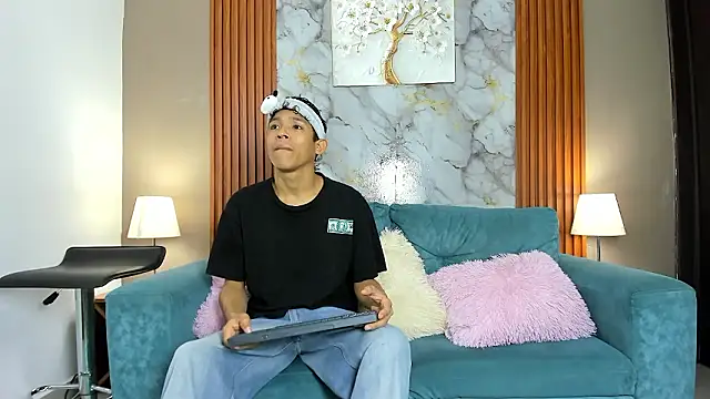 BEAUTY BOYS1 online show from March 1, 7:41 am