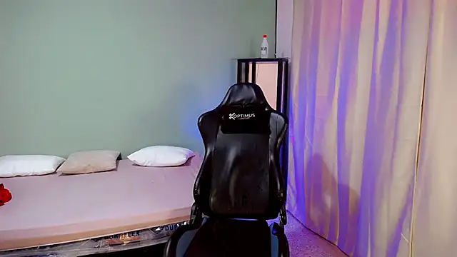 dilan hott  online show from September 11, 9:25 pm