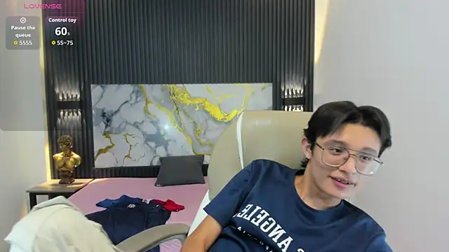 SantiagoRusso18 online show from November 13, 3:33 am