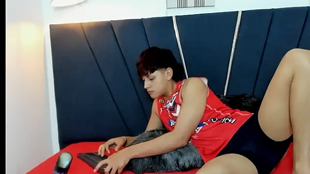 Snapshot of zeusapollofuck chatting on September 24, 9:24 pm zeusapollofuck online show from September 24, 9:24 pm