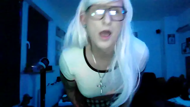 hellgirl1980 online show from September 28, 6:50 pm