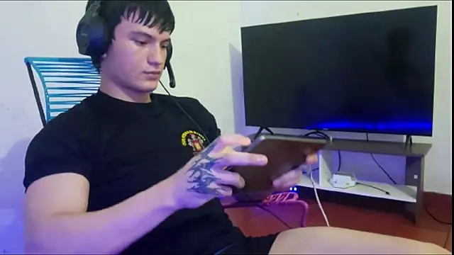 ErickWalton online show from November 19, 6:13 am