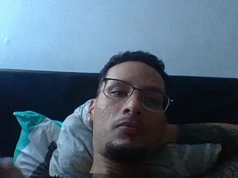 Snapshot of bluc96cm chatting on October 1, 1:26 pm bluc96cm online show from October 1, 1:26 pm