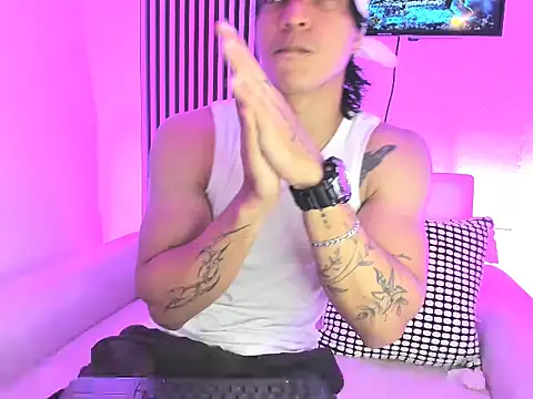 Snapshot of toji_luxxer chatting on September 21, 10:21 pm toji luxxer online show from September 21, 10:21 pm