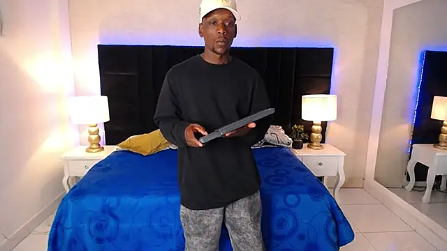 SkylerBigxxx online show from April 16, 4:01 am