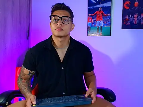 Snapshot of evan_greey chatting on October 3, 1:32 am evan greey online show from October 3, 1:32 am