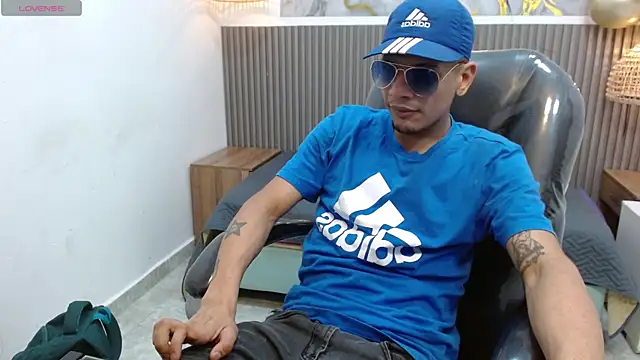 Snapshot of JackBanger_ chatting on October 18, 4:23 pm JackBanger online show from October 18, 4:23 pm