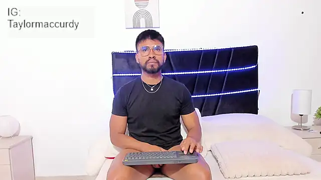 Taylormaccurdy  online show from November 26, 2:20 pm