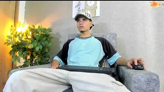 Snapshot of Axelwiliams chatting on October 6, 6:56 pm Axelwiliams online show from October 6, 6:56 pm