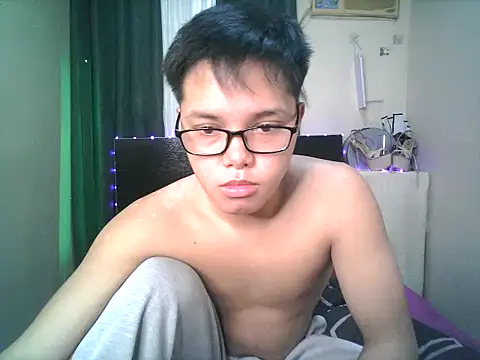 Snapshot of hot_babyboy26 chatting on October 17, 5:11 am hot babyboy26 online show from October 17, 5:11 am