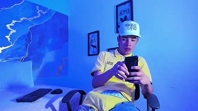 Snapshot of Oliver_Millerss chatting on October 14, 7:21 pm Oliver Millerss online show from October 14, 7:21 pm