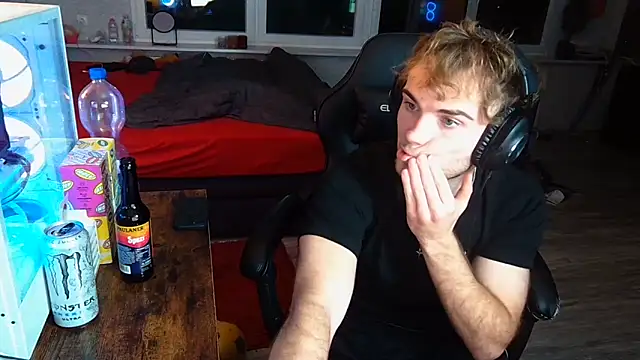 WolkenJunge2006 online show from October 5, 6:45 pm