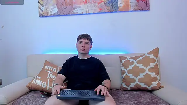 Snapshot of Leoo_Miller chatting on October 9, 9:09 pm Leoo Miller online show from October 9, 9:09 pm