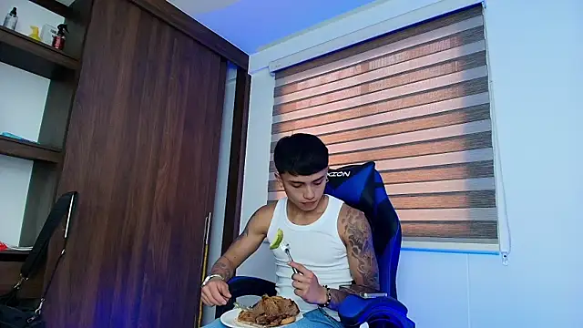 Snapshot of Maximo_DeLa_Rosse chatting on October 9, 7:19 pm Maximo DeLa Rosse online show from October 9, 7:19 pm