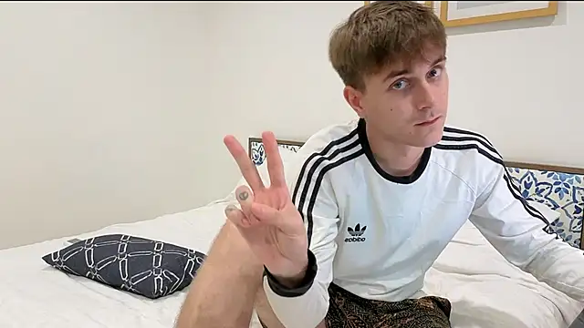 Snapshot of uwucutieboy chatting on October 15, 2:57 pm uwucutieboy online show from October 15, 2:57 pm