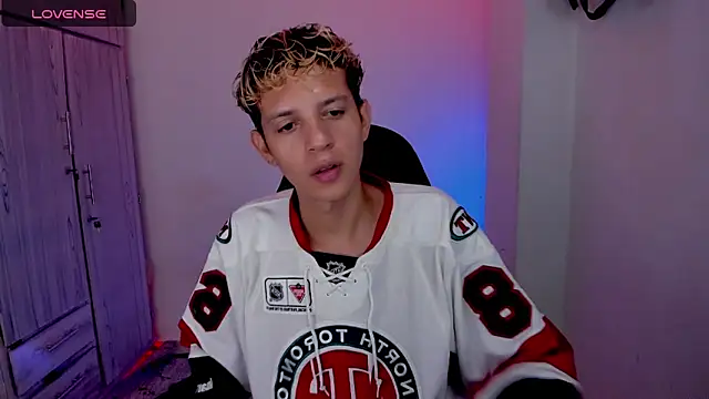 tylernova online show from April 4, 3:58 am