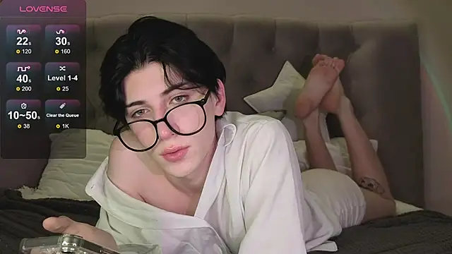 Oliver star boy  online show from February 20, 5:26 pm