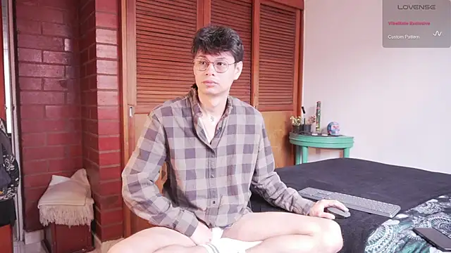 estmonnn online show from April 10, 6:15 pm