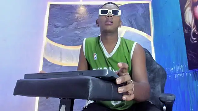 the hot boy0 online show from November 6, 12:30 pm