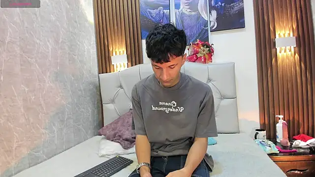 Elian Julian online show from December 2, 11:43 pm