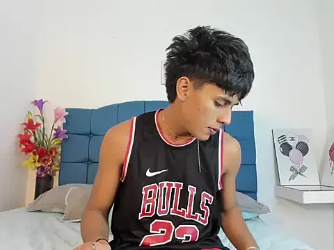 Valentino Lane online show from January 19, 2:25 am