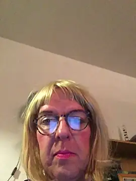 Snapshot of simone_xdressing chatting on December 29, 1:13 am simone xdressing online show from December 29, 1:13 am