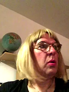 Snapshot of simone_xdressing chatting on October 1, 11:30 pm simone xdressing online show from October 1, 11:30 pm