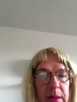 simone xdressing online show from April 19, 6:10 pm