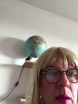 Snapshot of simone_xdressing chatting on February 23, 1:20 am simone xdressing online show from February 23, 1:20 am