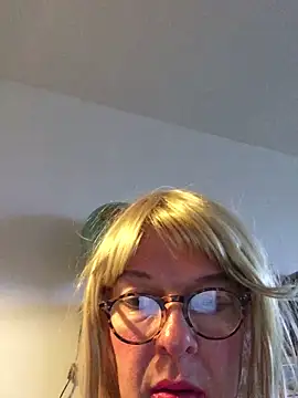 Snapshot of simone_xdressing chatting on December 15, 2:05 pm simone xdressing online show from December 15, 2:05 pm