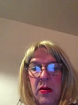 Snapshot of simone_xdressing chatting on September 28, 11:25 pm simone xdressing online show from September 28, 11:25 pm