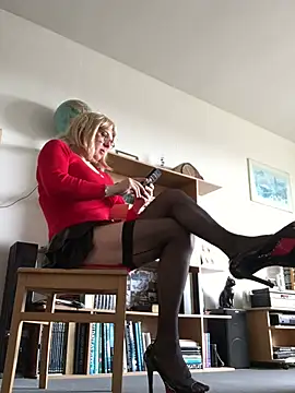 Snapshot of simone_xdressing chatting on March 16, 10:11 am simone xdressing online show from March 16, 10:11 am