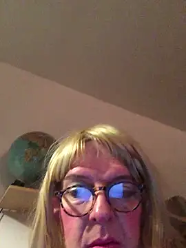 Snapshot of simone_xdressing chatting on February 2, 12:51 am simone xdressing online show from February 2, 12:51 am