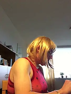 Snapshot of simone_xdressing chatting on December 18, 2:06 pm simone xdressing online show from December 18, 2:06 pm